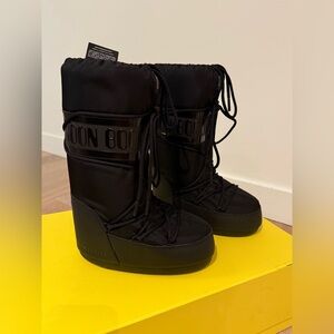Brand new moon boots